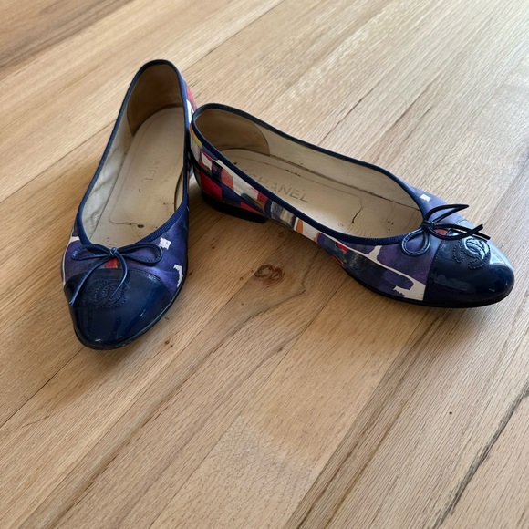 CHANEL Multicolor Abstract Printed Patent Leather CC Cap Toe Ballerina Flats - Picture 5 of 14